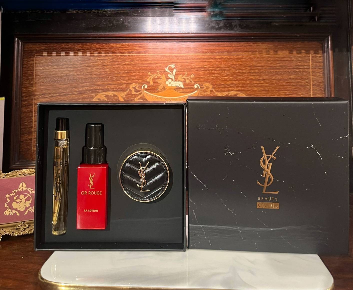 YSL 聖羅蘭 2023會員臻享禮盒(自由不羈淡香精10ml+恆久完美霧光氣墊粉餅_5g(#20)+金緻奢華賦活喚顏露30ml)